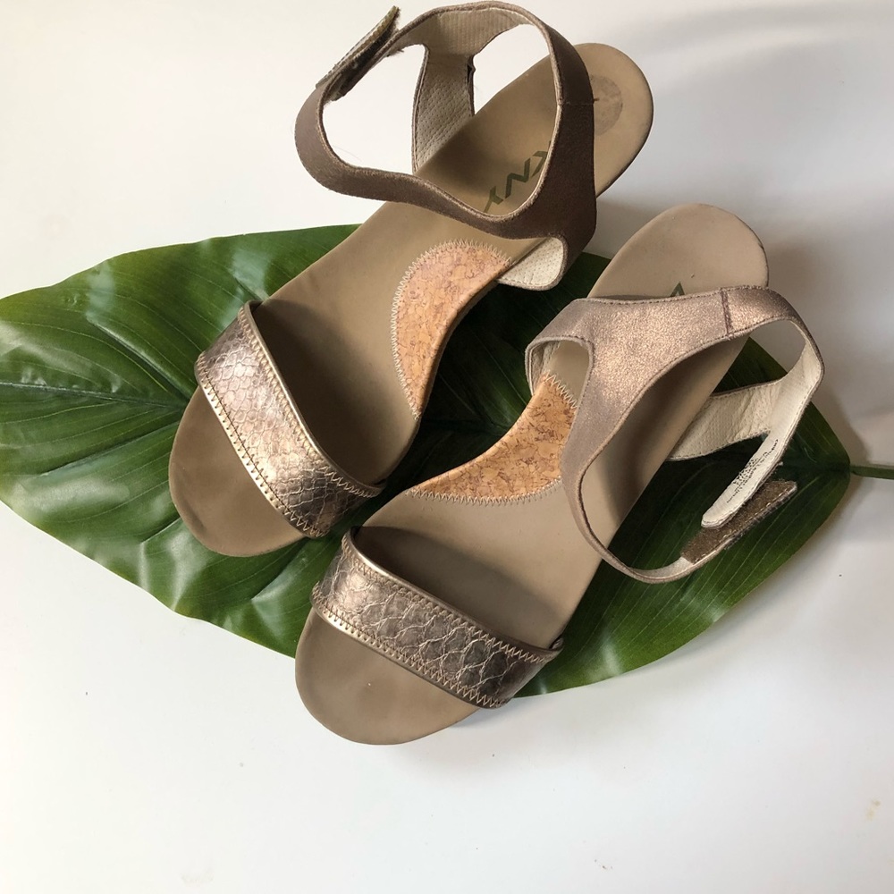 DKNY METALLIC WEDGES
